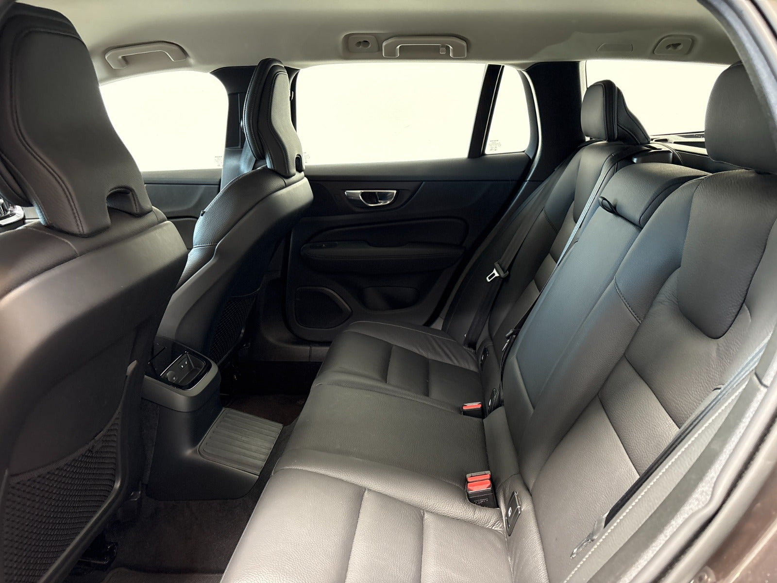 Grå Volvo V60 fra 2023