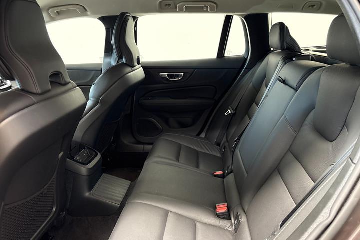 Grå Volvo V60 fra 2023