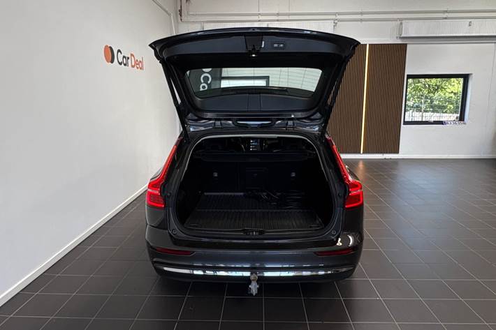Grå Volvo V60 fra 2023