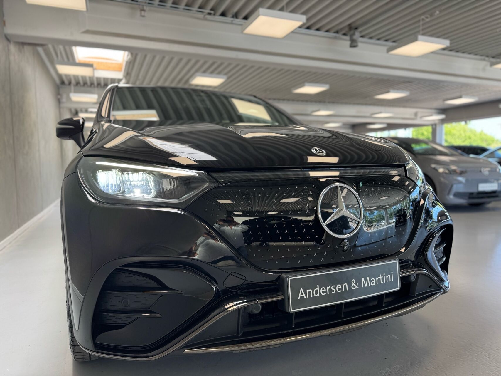 Sort Mercedes EQE 350+ fra 2024