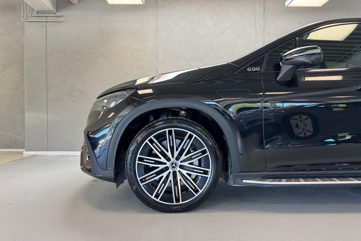 Sort Mercedes EQE 350+ fra 2024