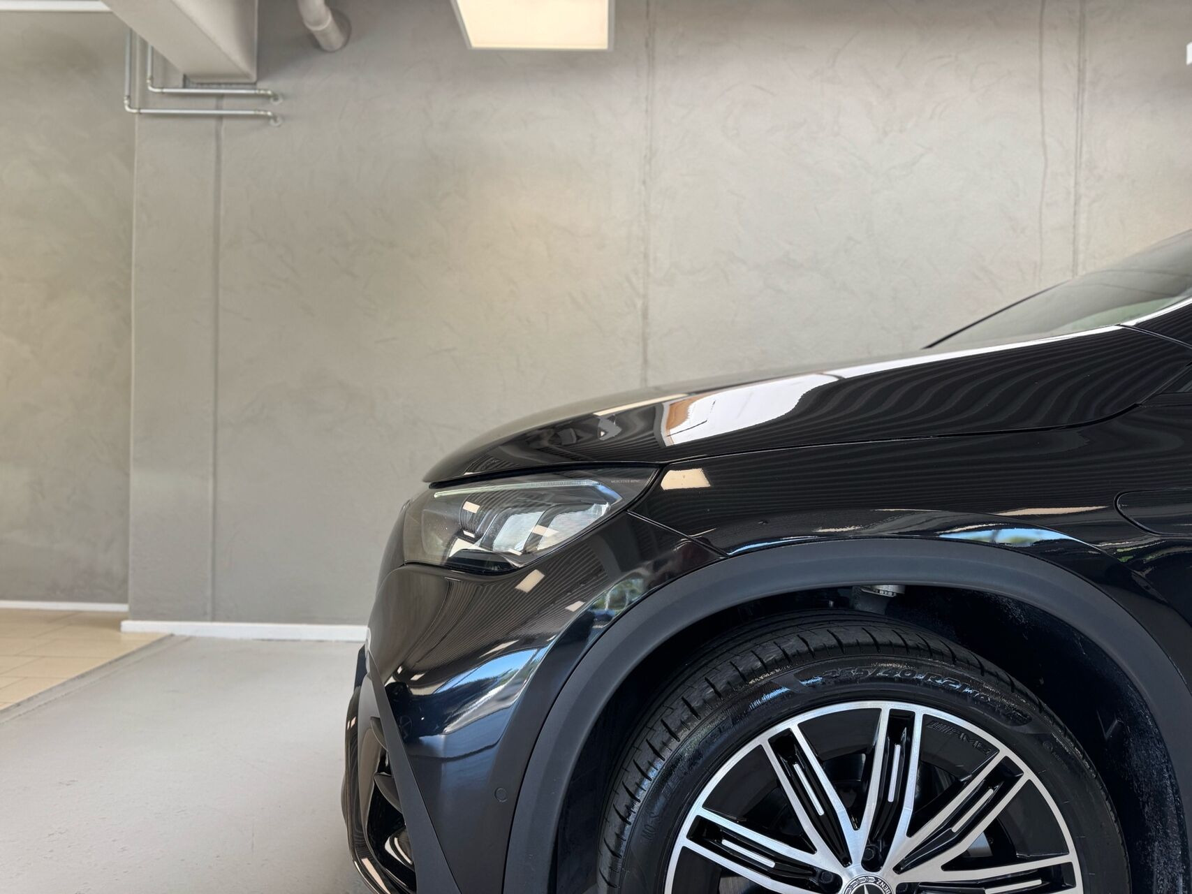 Sort Mercedes EQE350+ fra 2024