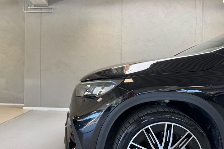Sort Mercedes EQE350+ fra 2024