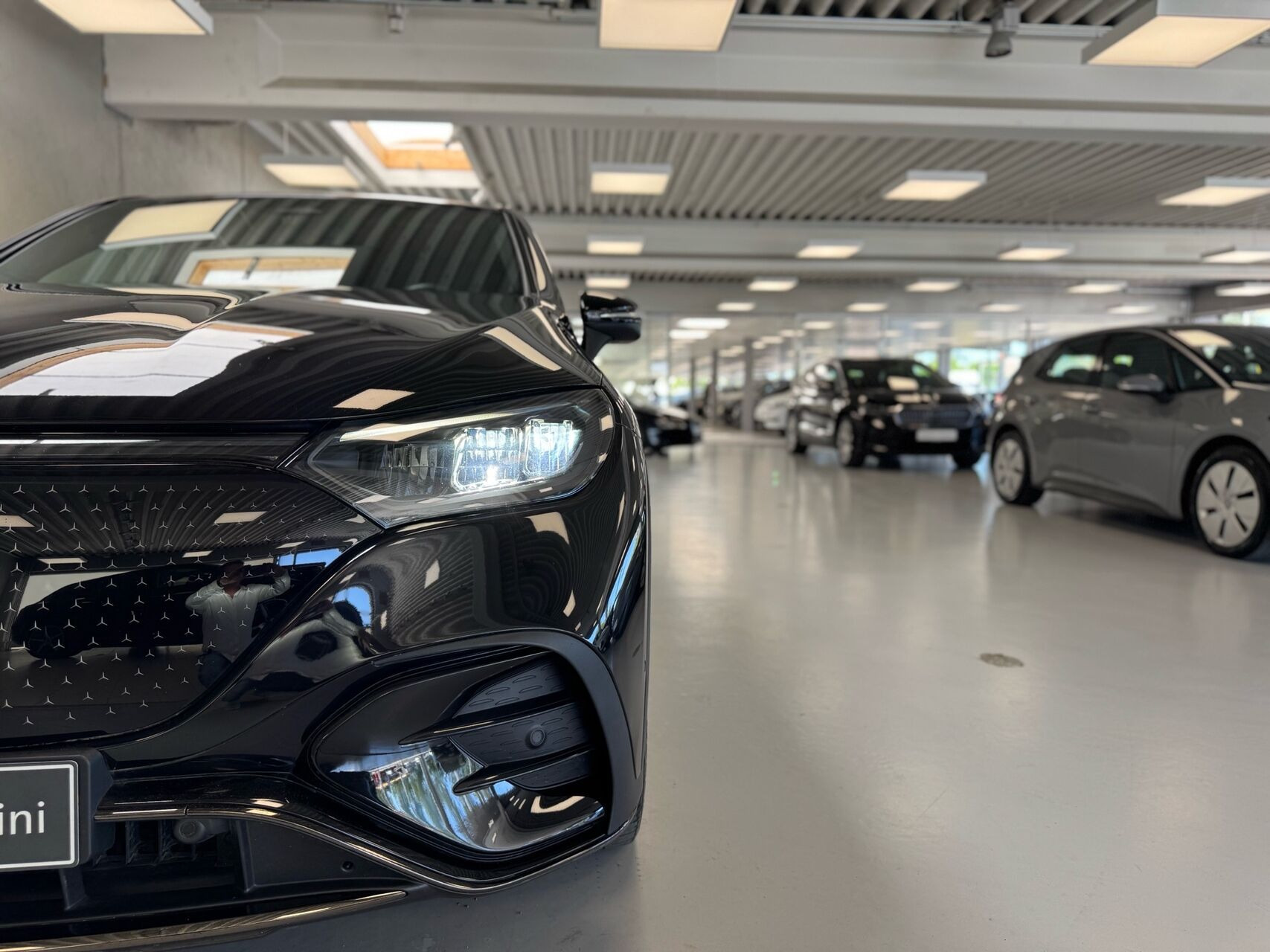 Sort Mercedes EQE 350+ fra 2024