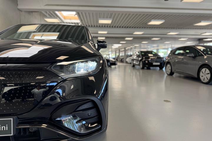 Sort Mercedes EQE 350+ fra 2024