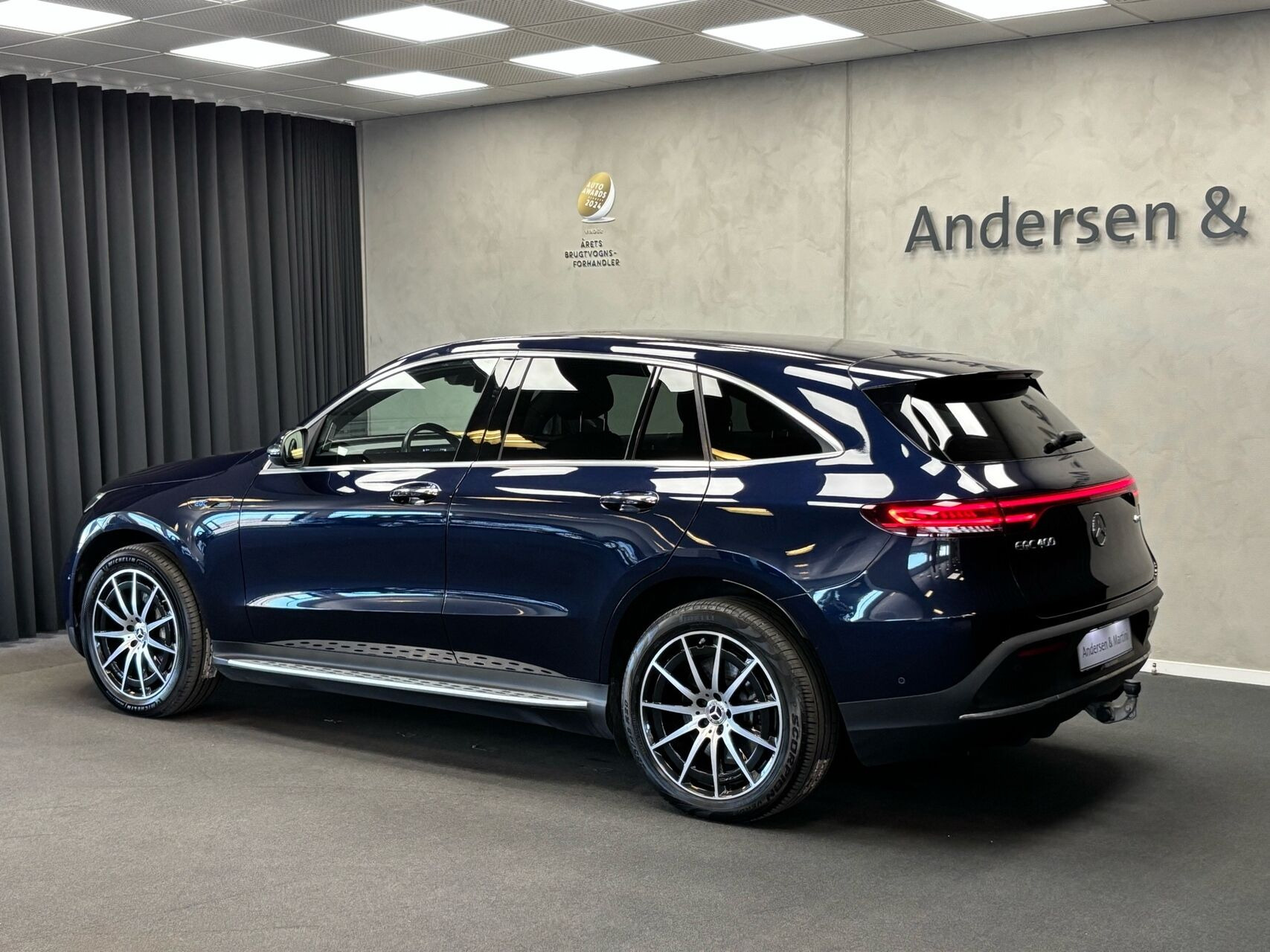 Blå Mercedes EQC 400 fra 2020