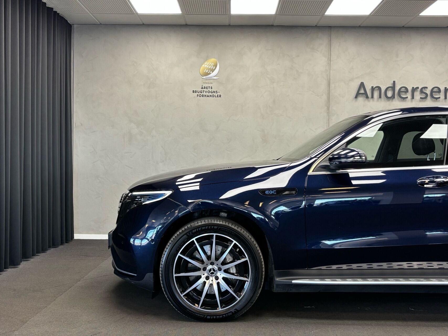 Blå Mercedes EQC 400 fra 2020