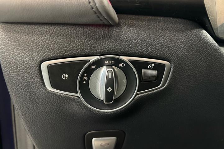Blå Mercedes EQC 400 fra 2020