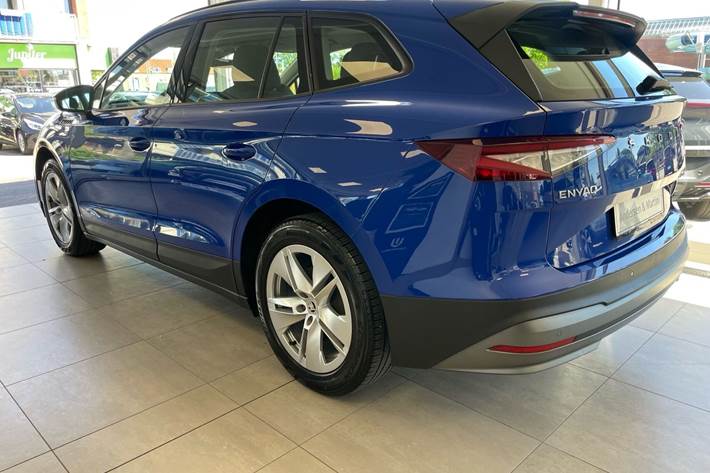 Blå Skoda Enyaq fra 2023
