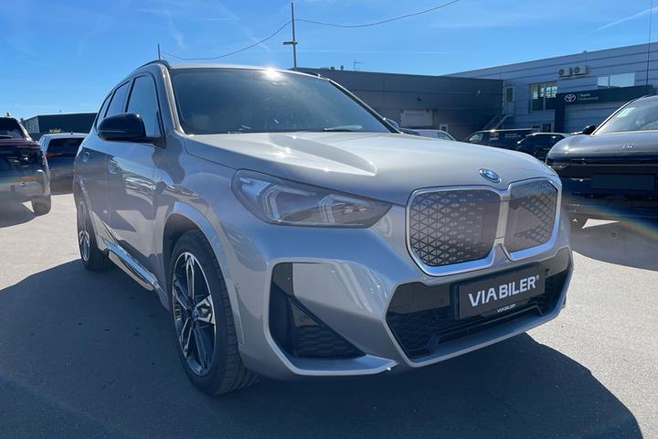 Sølv BMW iX1 fra 2024