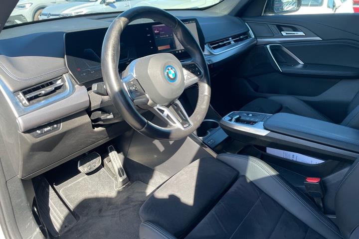 Sølv BMW iX1 fra 2024
