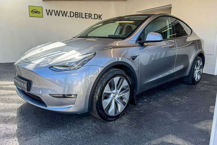 Grå Tesla Model Y fra 2023