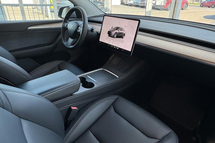 Grå Tesla Model Y fra 2023