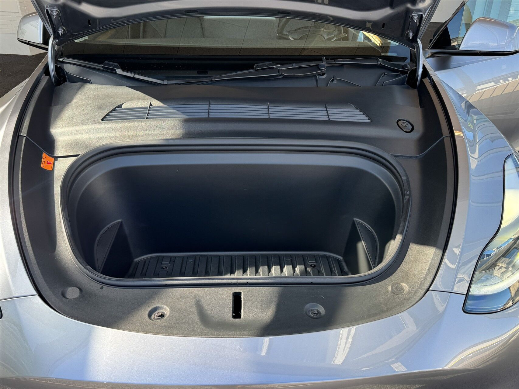 Grå Tesla Model Y fra 2023