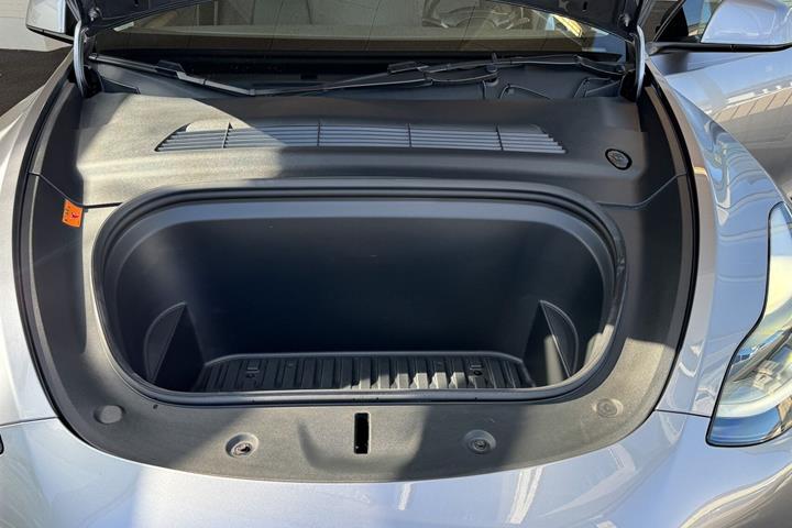 Grå Tesla Model Y fra 2023