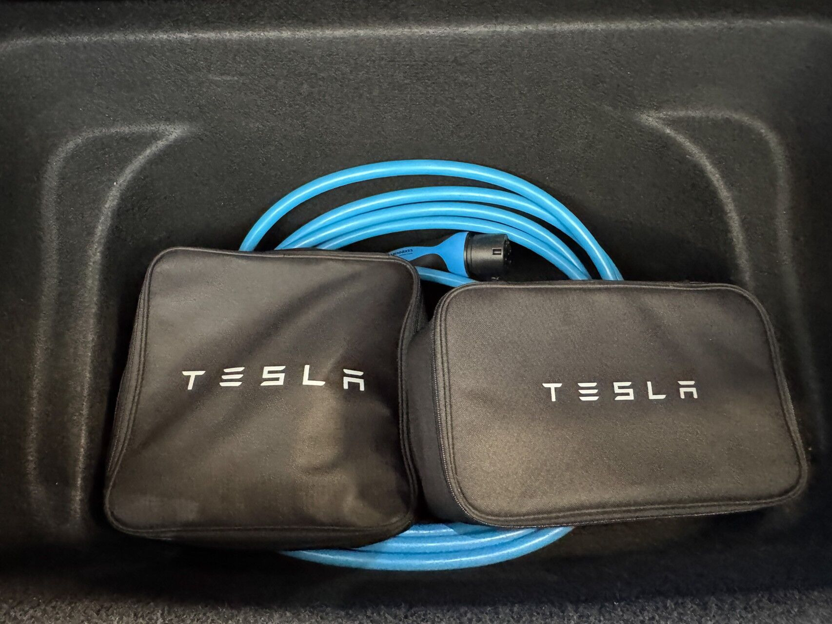 Grå Tesla Model Y fra 2023