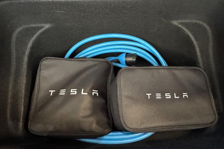 Grå Tesla Model Y fra 2023