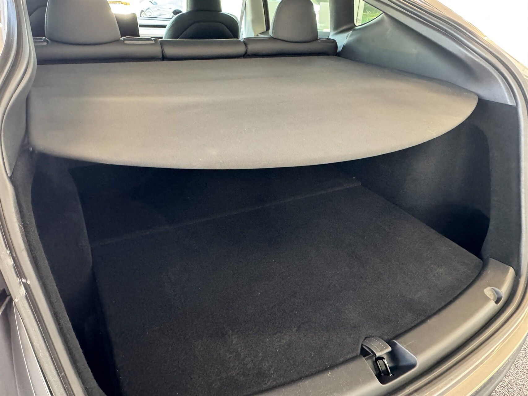 Grå Tesla Model Y fra 2023
