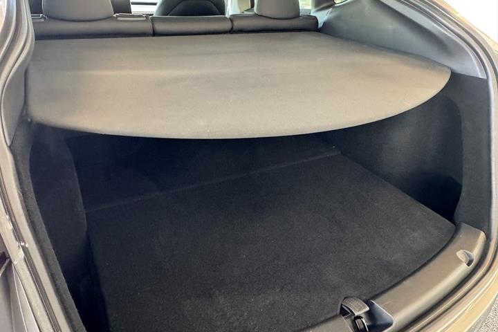 Grå Tesla Model Y fra 2023
