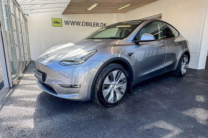 Grå Tesla Model Y fra 2023