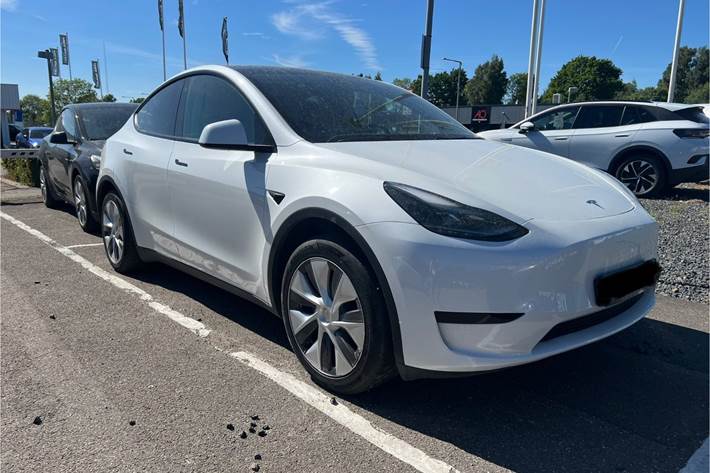 Hvid Tesla Model Y fra 2023