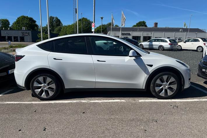 Hvid Tesla Model Y fra 2023