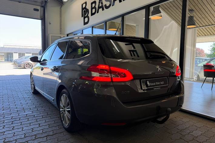 Grå Peugeot 308 fra 2018