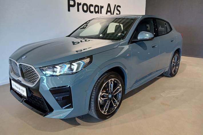 Grøn BMW iX2 fra 2025