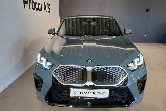 Grøn BMW iX2 fra 2025