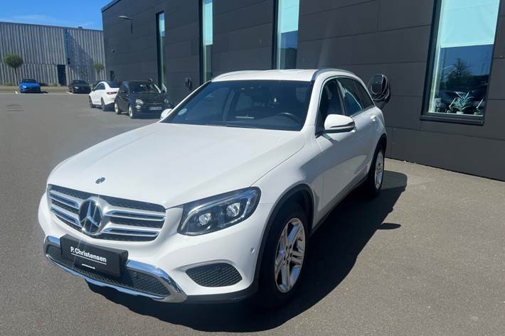 Hvid Mercedes GLC220 d fra 2018 set udefra