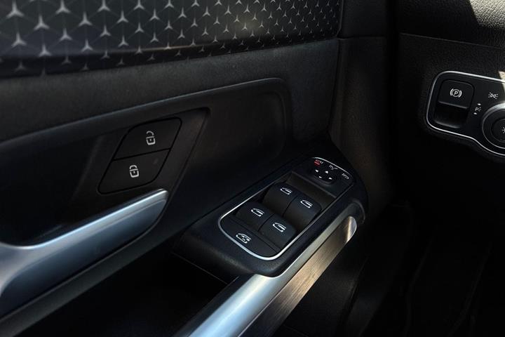 Hvid Mercedes EQB250+ fra 2025