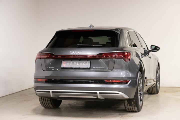 Grå Audi e-tron fra 2022