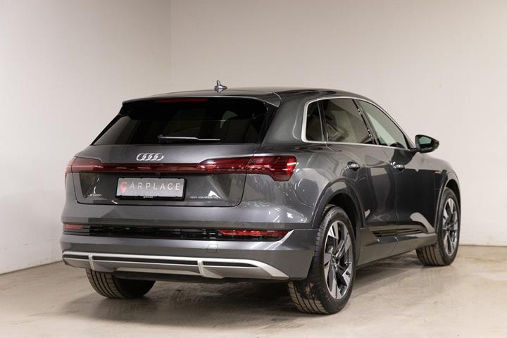 Grå Audi e-tron fra 2022