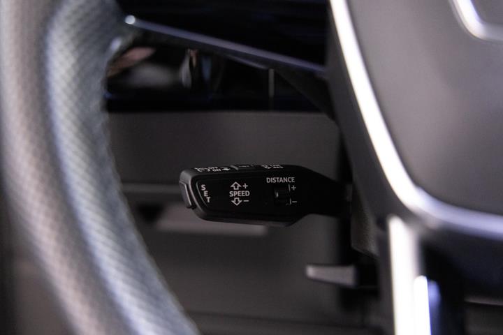 Grå Audi e-tron fra 2022