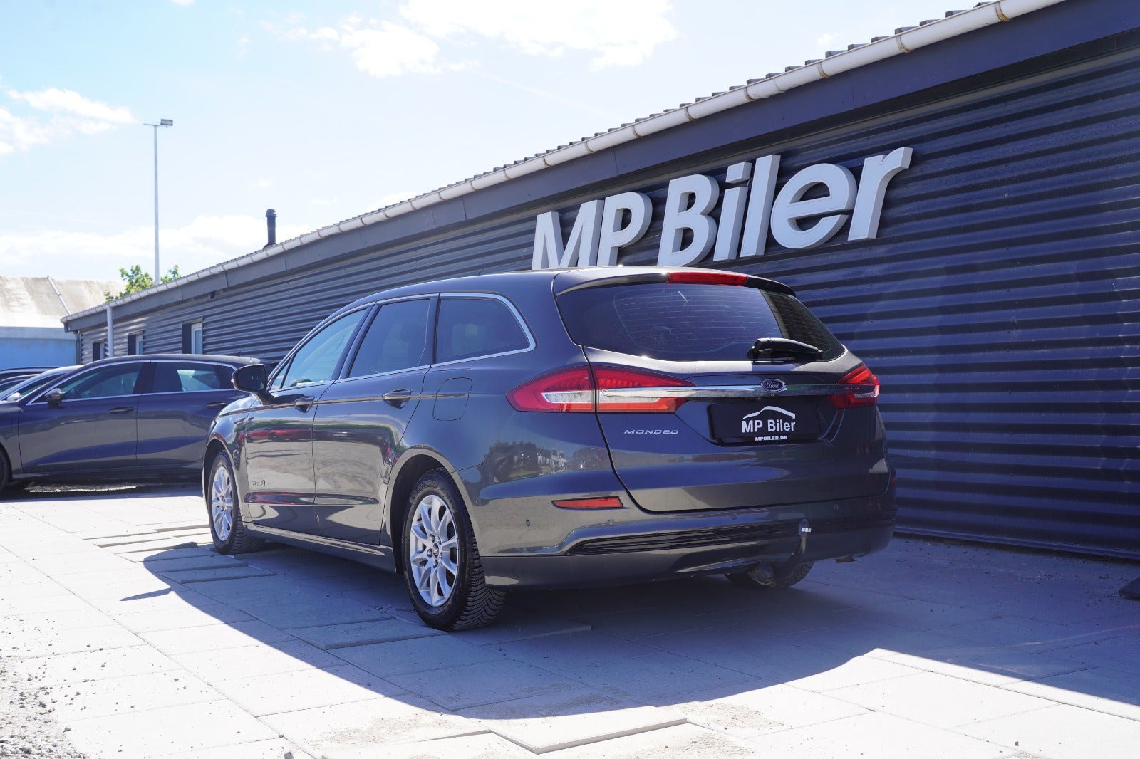 Grå Ford Mondeo fra 2019