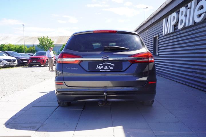 Grå Ford Mondeo fra 2019