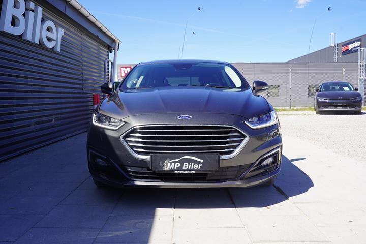 Grå Ford Mondeo fra 2019