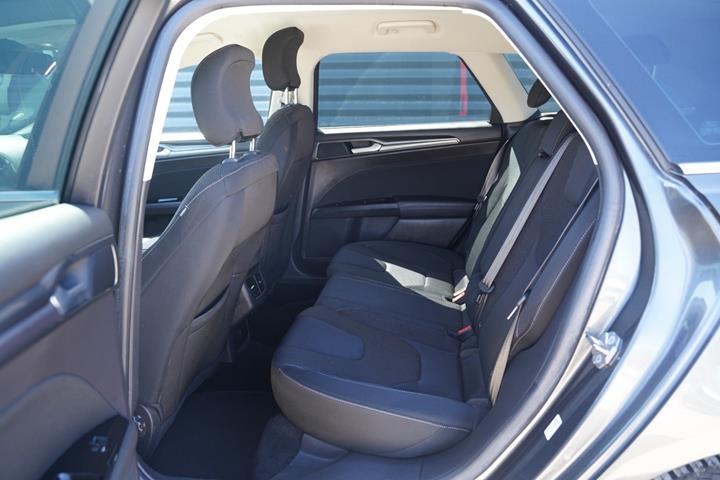 Grå Ford Mondeo fra 2019