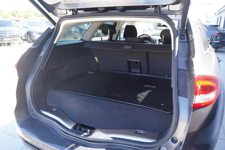Grå Ford Mondeo fra 2019