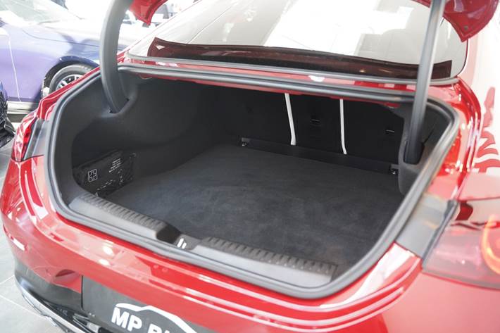 Rød Mercedes CLA250+ fra 2025