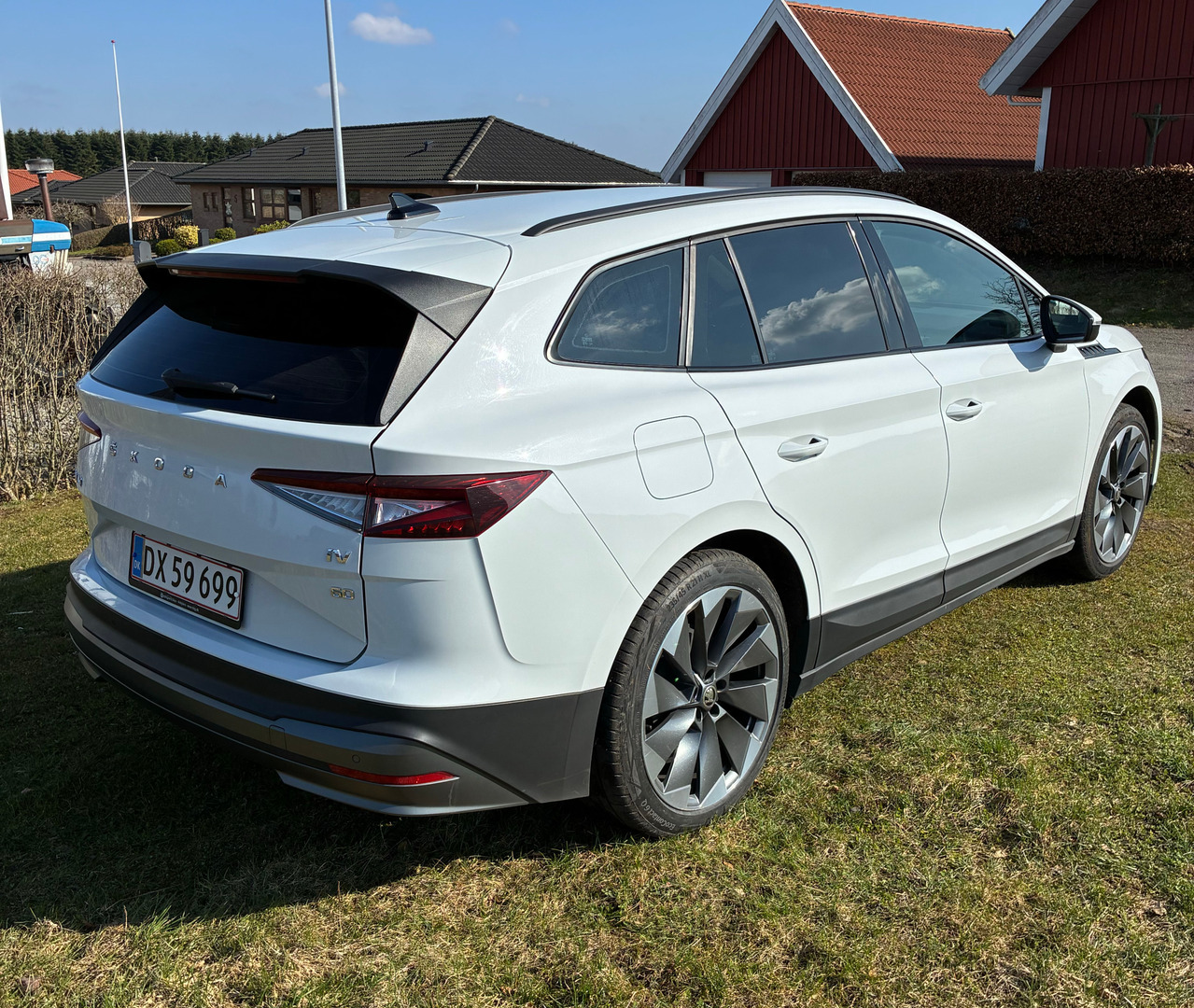 Hvid Skoda Enyaq fra 2021