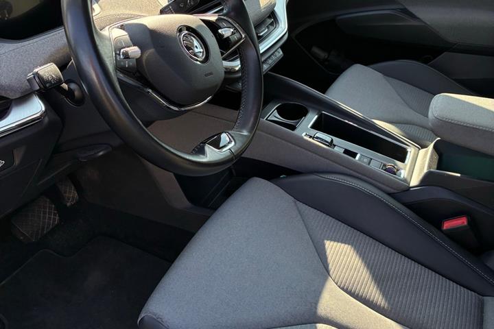 Hvid Skoda Enyaq fra 2021