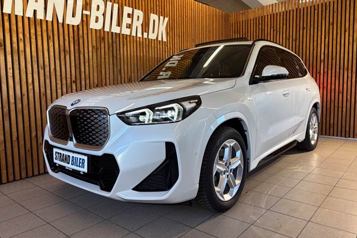 Hvid BMW iX1 fra 2025