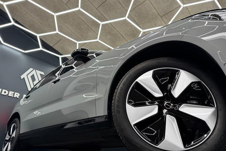 Grå Volvo EX90 fra 2025