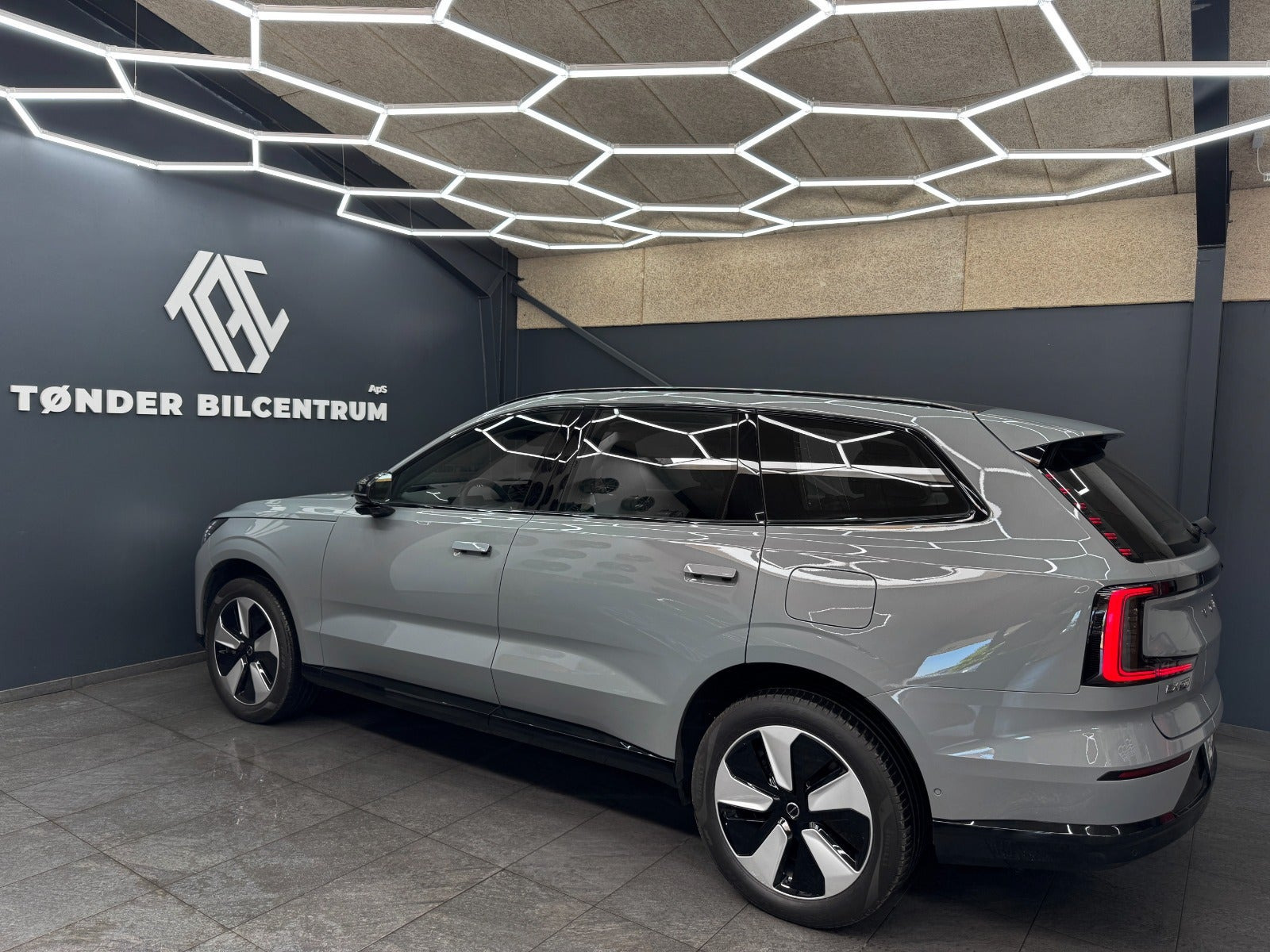 Grå Volvo EX90 fra 2025