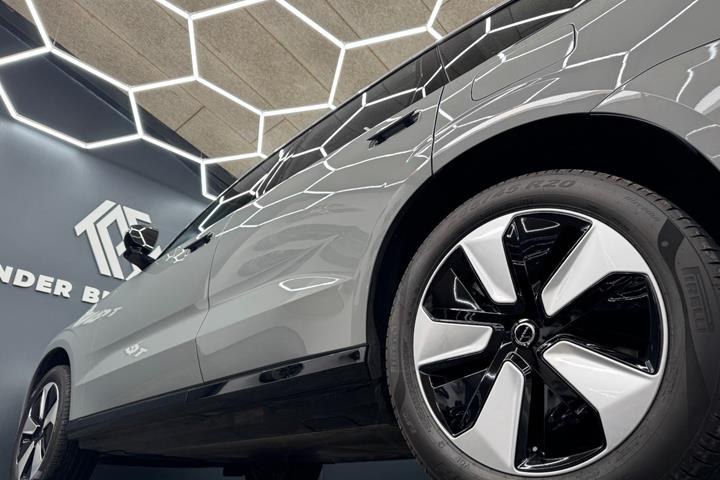 Grå Volvo EX90 fra 2025