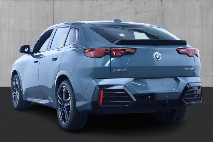 Grøn BMW iX2 fra 2025