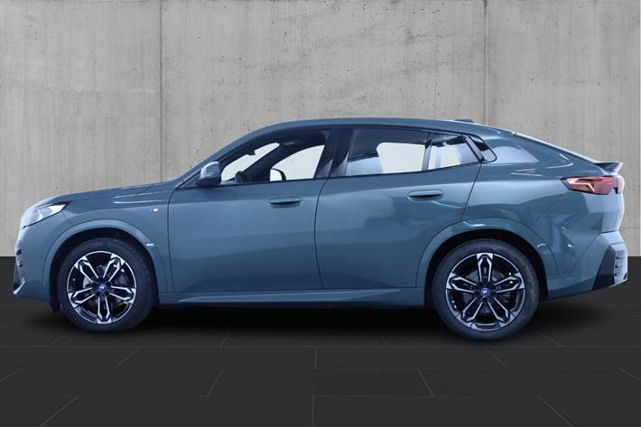 Grøn BMW iX2 fra 2025
