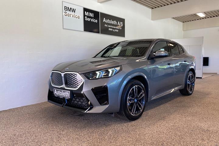 Grå BMW iX2 fra 2025 set udefra
