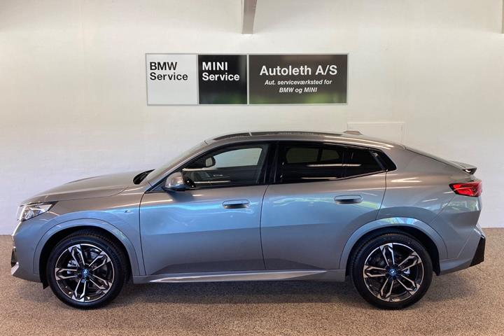 Grå BMW iX2 fra 2025